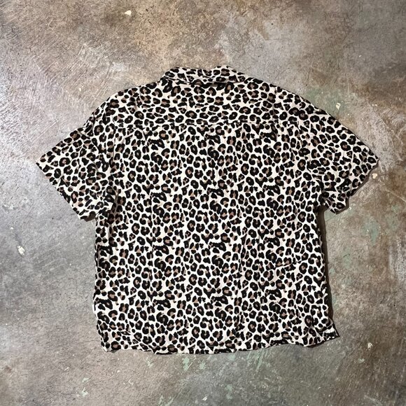 Vintage-inspired Women's Short Sleeved Leopard Print Button-up - Picture 3 of 5